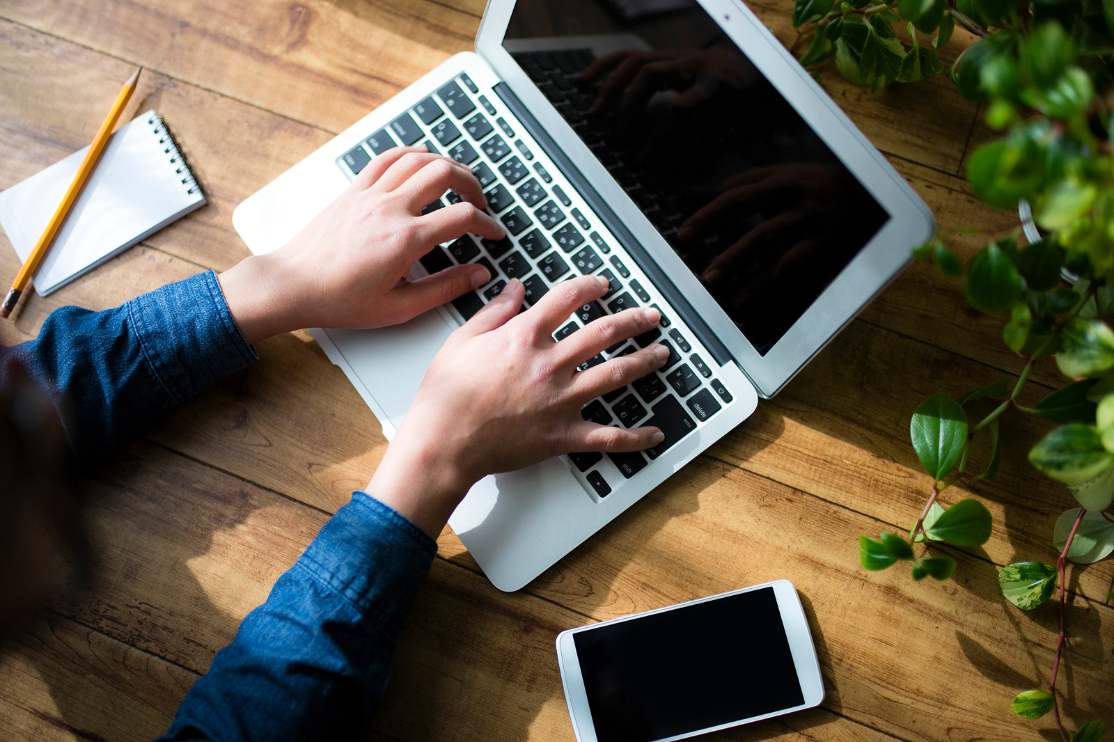 DevSecOpsとは？開発プロセスにセキュリティを統合するメリットや導入事例を解説