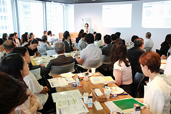 [写真]定例朝食会での日立システムズ青木センタ長による講演の様子②