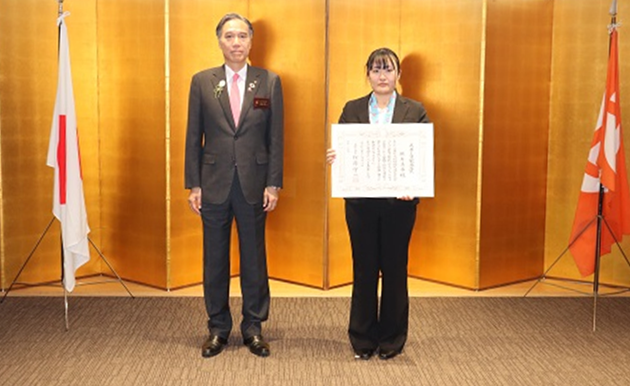長野県知事の阿部守一（左）と「スポーツ栄誉賞」を受賞した日立システムズライフル射撃選手の砥石真衣（右）