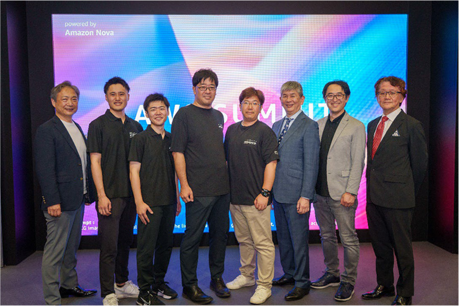 「AWS Summit Japan 2025」にて、左から日立システムズの工藤、九州日立システムズの大坪、日立システムズの八木、後藤、藤巻、AWSジャパンの渡邉様、瀧澤様、日立システムズの大野