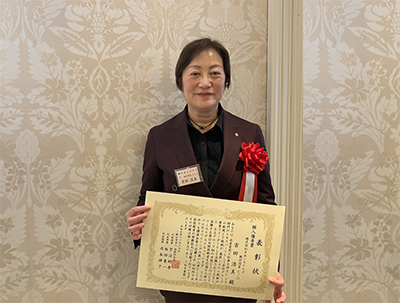  受賞した日立システムズ 執行役員CIO兼ビジネスイノベーション統括本部副統括本部長兼IT・デジタル本部長の吉田 浩美