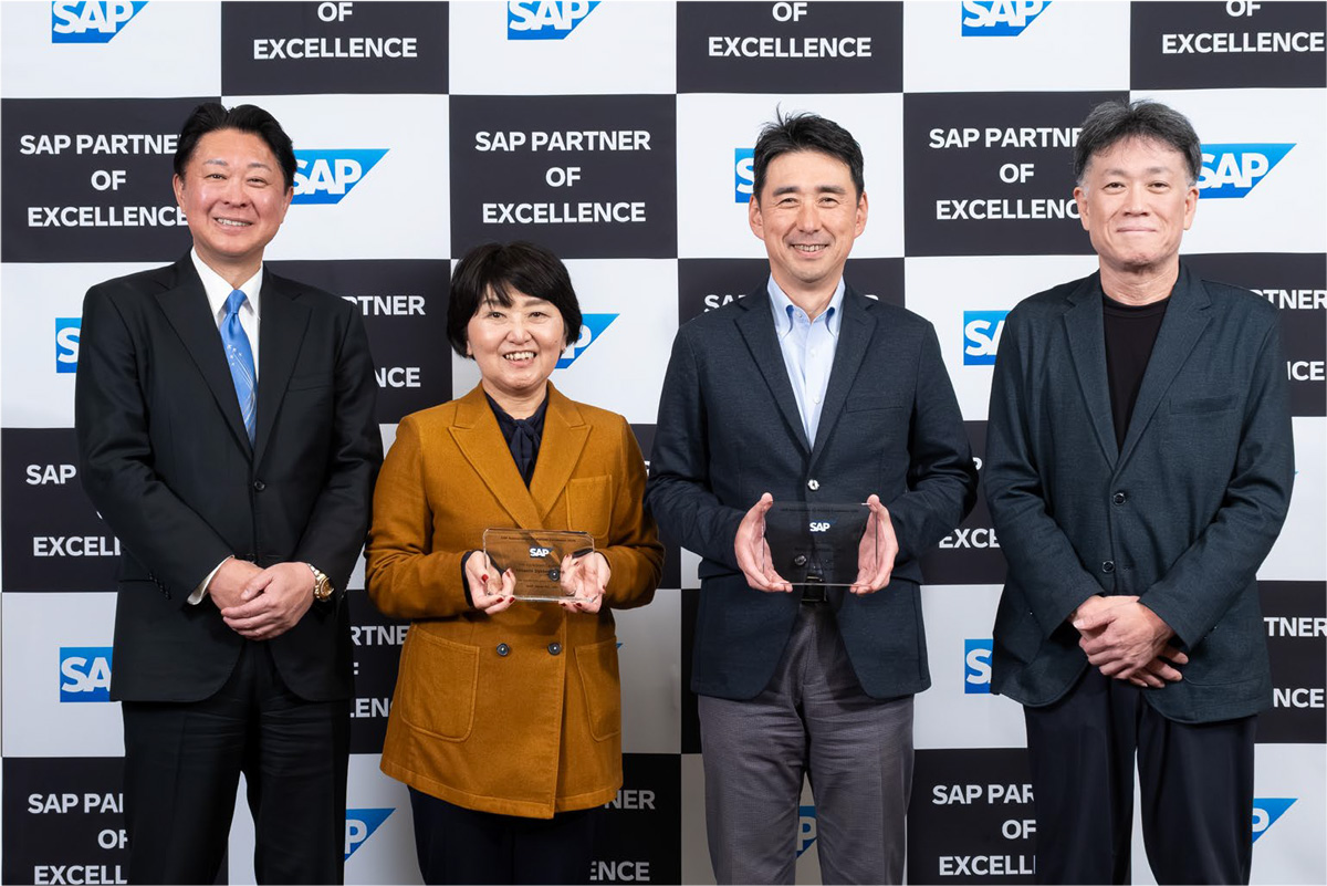 「SAP Appreciation for Partner Excellence 2026」にて、左からSAP ジャパン代表取締役社長 鈴木 洋史様、産業・流通事業グループ エグゼクティブアドバイザー 中島 裕美、取締役 常務執行役員 兼 産業・流通事業グループ長 長谷 正嗣、執行役員 兼 産業・流通情報事業グループ副グループ長 田中 啓喜