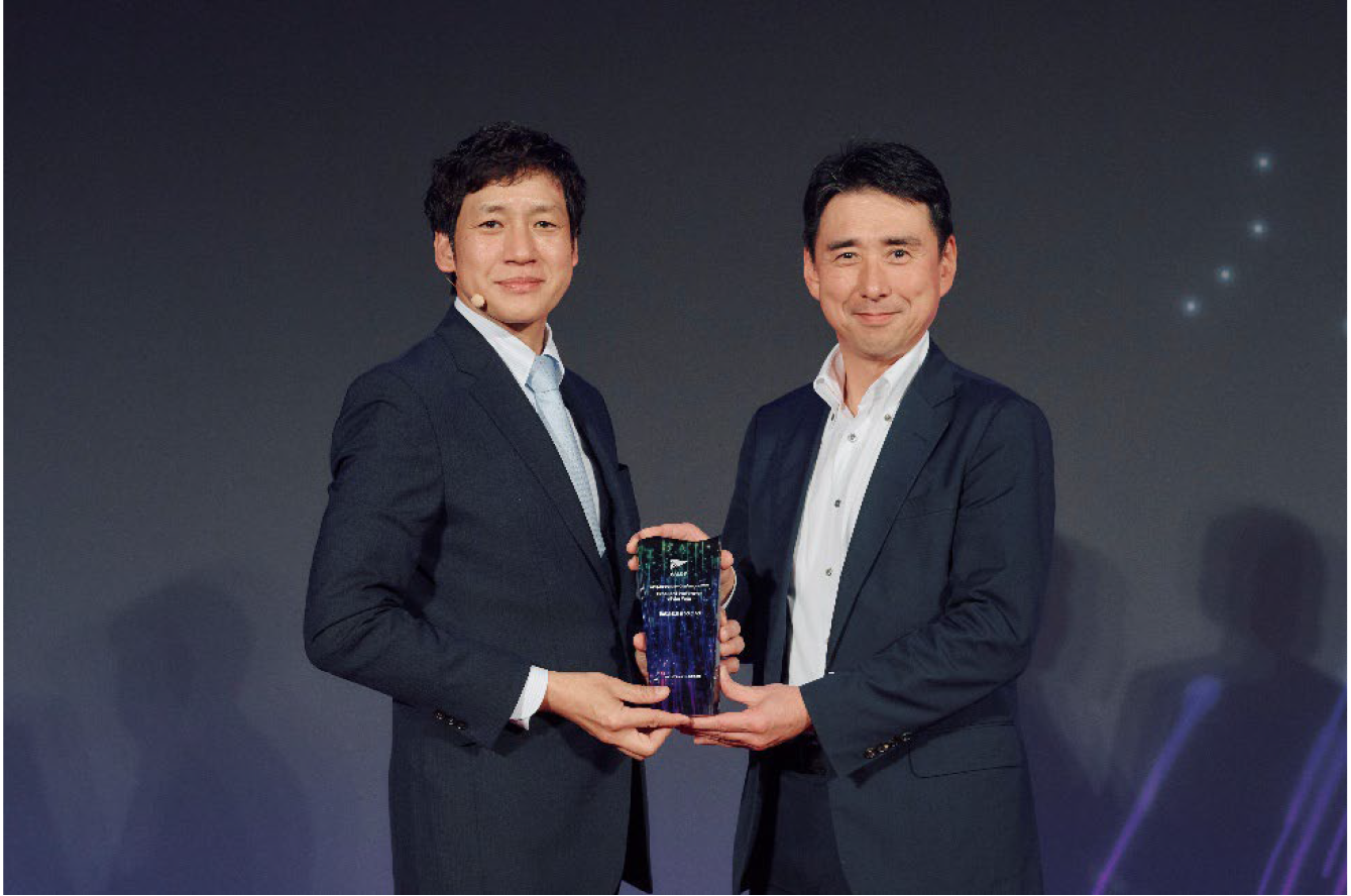 表彰式の様子。左から、ウイングアーク1st執行役員 Chief Sales Officer 営業本部長 森脇 匡紀様、日立システムズ 取締役 常務執行役員 兼 産業・流通事業グループ長 長谷 正嗣