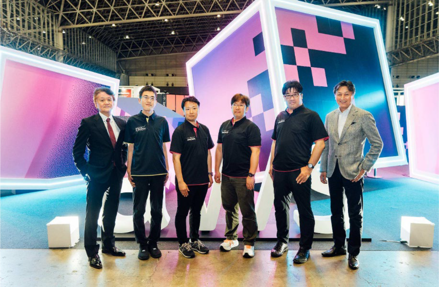 「AWS Summit Japan 2026」にて、左から日立システムズの大野、向山、佐々木、藤巻、後藤、AWSジャパンの堤様