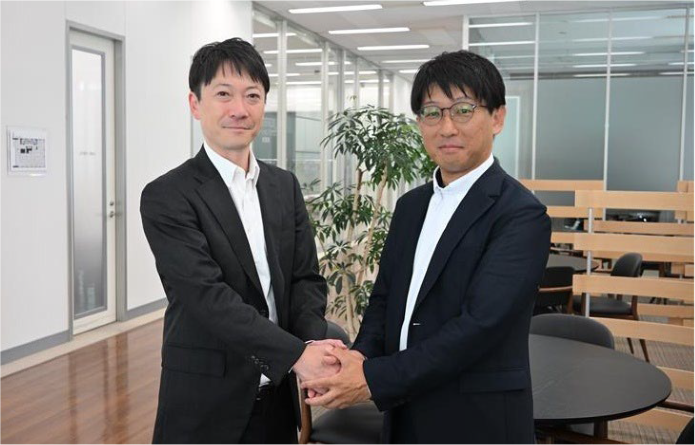 株式会社日立システムズ セキュリティサービス事業部 マネージドセキュリティサービス本部 本部長 小長谷大祐（左）と三井物産セキュアディレクション株式会社 アドバンスドサービス事業本部 執行役員 稲垣 武志（右）