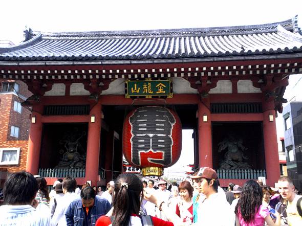 国内外から多くの観光客が集まる東京・浅草