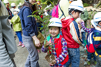 「日立システムズ あんしんの森」で植樹を実施