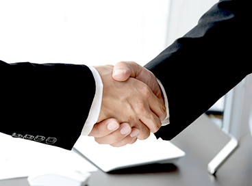 導入事例を紹介します。業種を問わず、オンプレミスでは、主に500ユーザー以上、SaaSサービスでは主に50ユーザー以上の企業や企業グループでご利用いただいています。お客さまのリアルな声をお届けします。