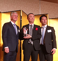 写真：「FY17 Best Sales Award of 2nd Tier Partner」受賞式